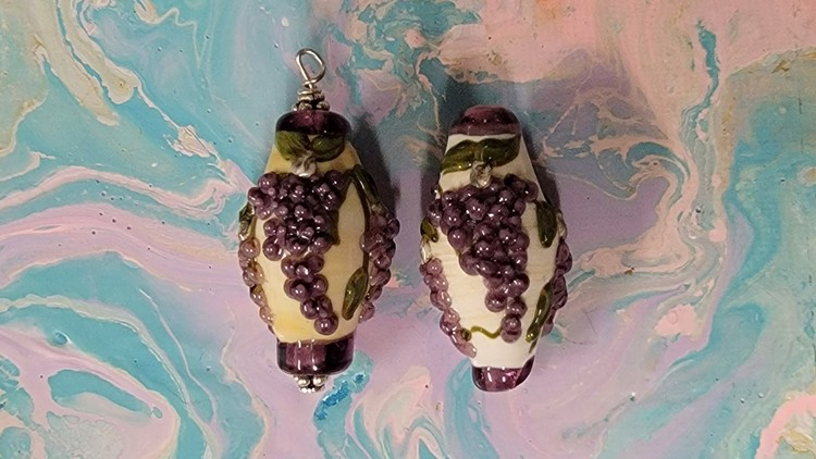 Read more about the article Glass Grape Pendant Bead