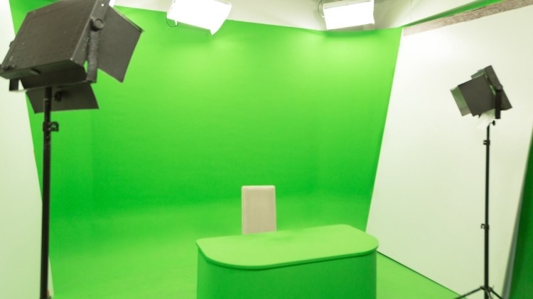 Read more about the article Green Screen on a Budget – The Cheapest & the Fastest Method