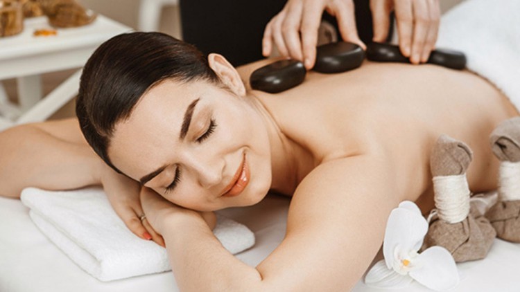 Read more about the article Hot stone massage therapy mastery course. Be an expert