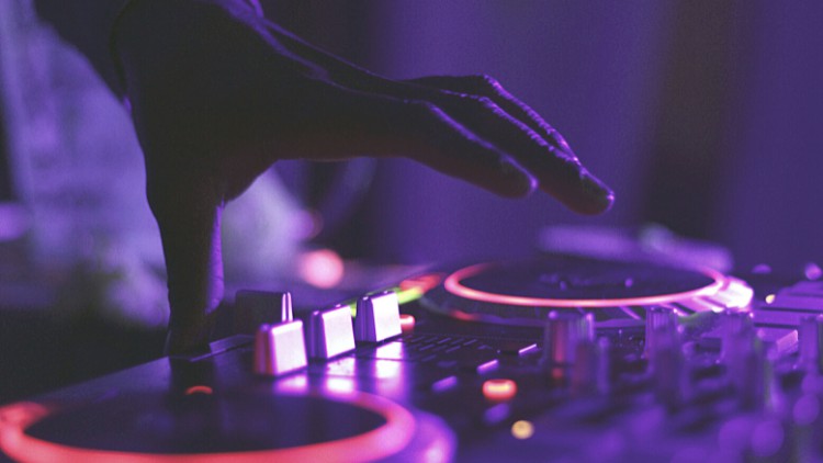 Read more about the article BECOME A PROFESSIONAL DJ WITH VIRTUAL DJ SOFTWARE
