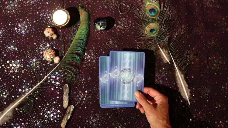 Read more about the article Oracle or Tarot Cards? Quick Start Guide: Choosing Your Deck