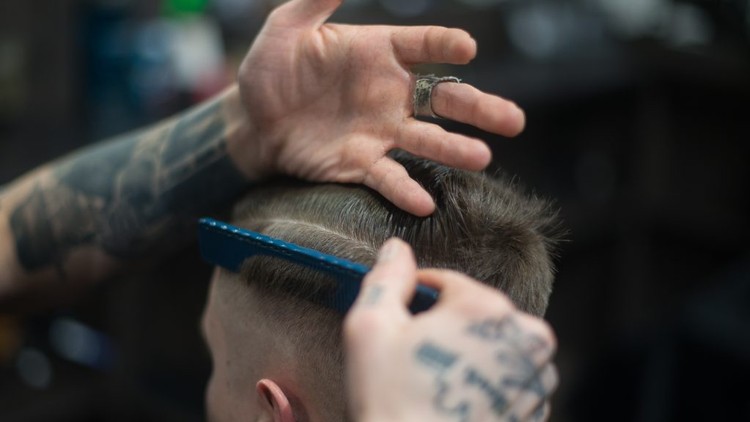 Read more about the article Professional haircuts for men (barber)