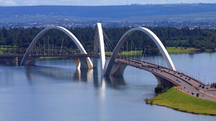 Read more about the article Bridge Construction Methodologies in Civil Engineering
