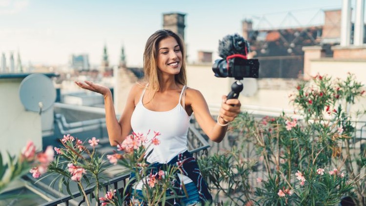 Read more about the article How To Start Vlogging on YouTube – Vlogging Best Practices