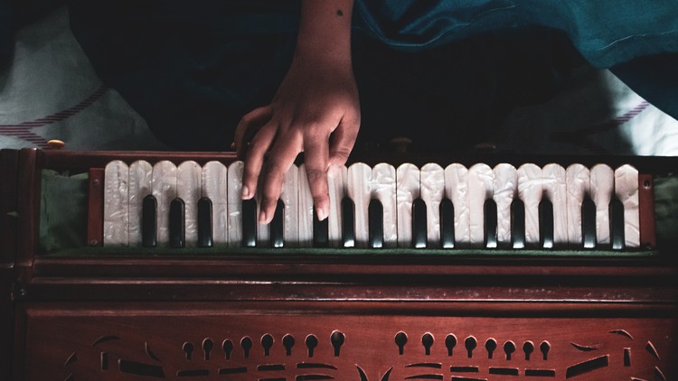 Read more about the article Learning Harmonium Basics