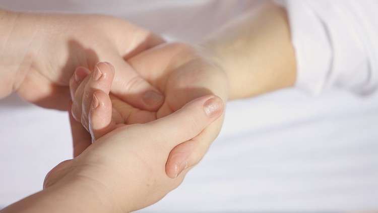 Read more about the article Hand reflexology for relaxation and pain relief