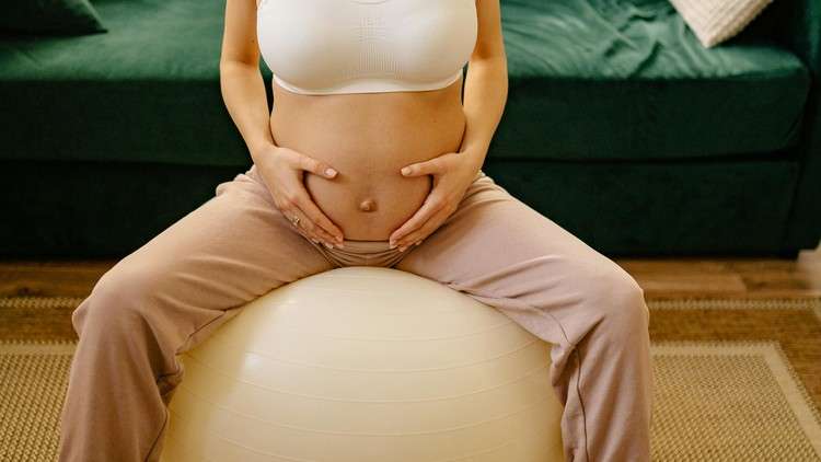 Read more about the article Breathe & Bloom: Feel Good Pregnancy Yoga