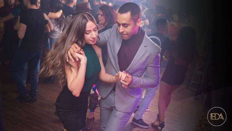 Read more about the article Free Bachata Mini Course – Introduction To Bachata Dancing